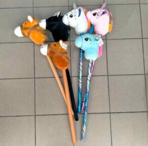 KOŃ NA PATYKU (MAS27) (X12_OPAKOWANIE) (12_KARTON)