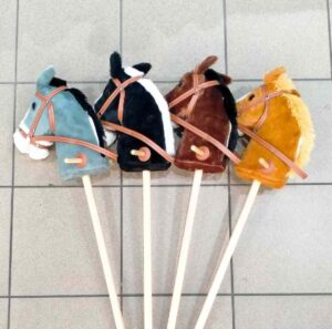 KOŃ NA PATYKU (MAS29) (X4_OPAKOWANIE) (24_KARTON)