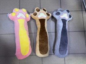 MASKOTKA KOCIA ŁAPA BRĄZOWA 70CM (MAS4) (X1_OPAKOWANIE)